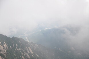 云雾缭绕的壮美山峦