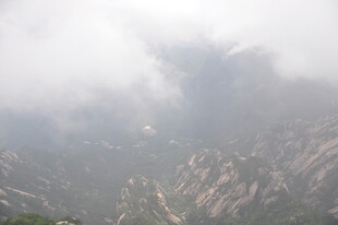 云雾缭绕的壮美山峦