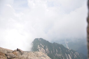 云雾缭绕的巍峨山峰