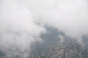 云雾缭绕的山峦景色