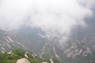 云雾缭绕的壮丽山峦