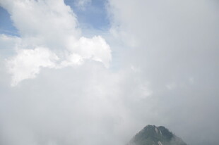 云雾缭绕中的巍峨山峰