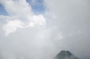 云雾缭绕中的山尖