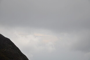 阴云笼罩下的山峰