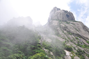 云雾缭绕的巍峨山峰