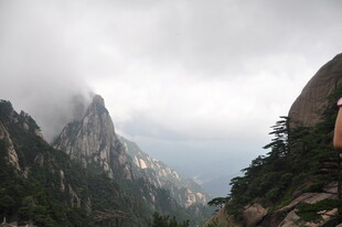 云雾缭绕的壮美山峰