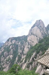 巍峨壮丽的险峻高山景色