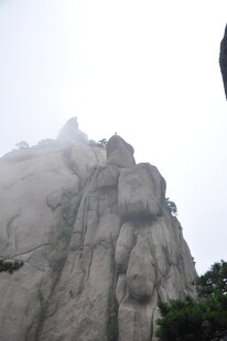 云雾缭绕的雄伟山峰