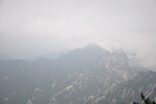 云雾缭绕的壮美山峦