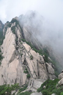 巍峨华山云雾缭绕之景