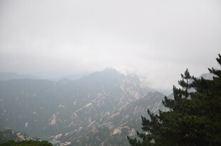 云雾缭绕中的山景