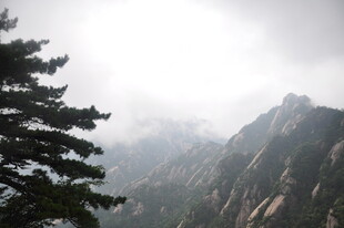 云雾缭绕的巍峨山峰