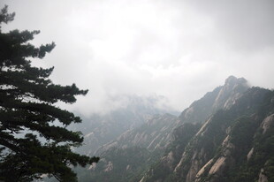 云雾缭绕中的巍峨山峰