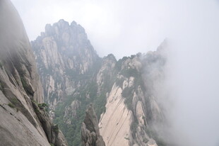 云雾缭绕的壮丽山峰