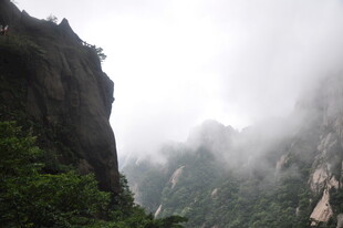 云雾缭绕的险峻山峰