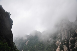 云雾缭绕的壮丽山峰