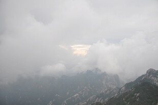 云雾缭绕的壮丽山峦