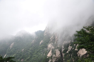 云雾缭绕的壮美山峦