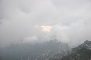 云雾缭绕的山峦美景