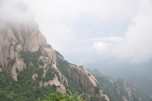 云雾缭绕的壮丽山峰