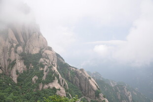 云雾缭绕的壮美山峰