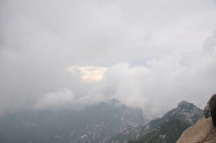 云雾缭绕的壮美山峦