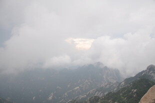 云雾缭绕的壮美山峦