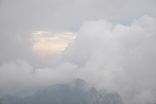 云雾缭绕的山峦美景