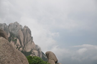 巍峨山峰云雾缭绕之景