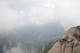 云雾缭绕的壮美山峰