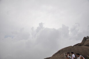 山顶云雾缭绕的壮美景观