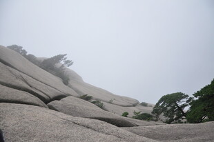 奇特灰白岩石景观