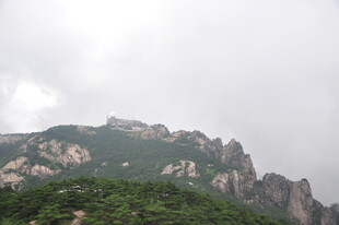 云雾缭绕的壮美山峰