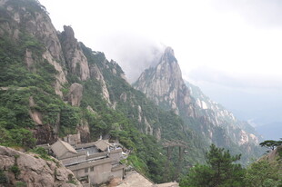 黄山壮美山峦云雾景观