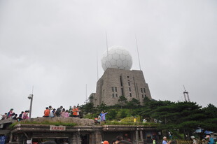 山顶雷达塔前人潮涌动