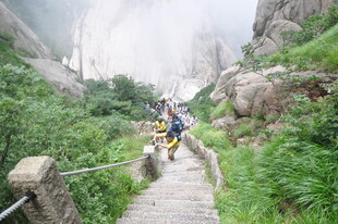 山间骑行者穿行于美景中