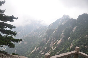 云雾缭绕的壮美山景