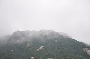 云雾缭绕的青山