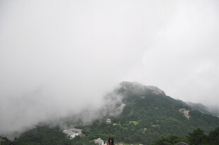 云雾缭绕的山间景致