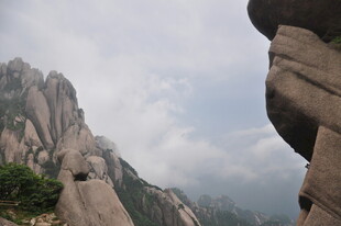 巍峨山峰壮丽自然景观