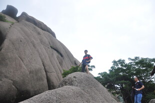 攀岩者挑战巨石