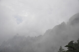 云雾缭绕的山峦美景