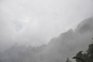 云雾缭绕的巍峨山峰