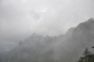 云雾缭绕的山峦美景