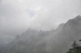 云雾缭绕的壮美山峦