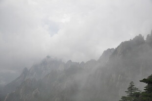 云雾缭绕的山峦美景