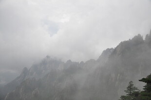 云雾缭绕的山峦美景