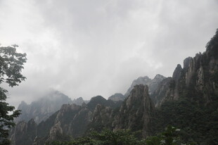 云雾缭绕的壮美山峦