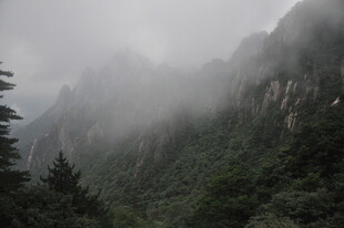 云雾缭绕的壮丽山峦