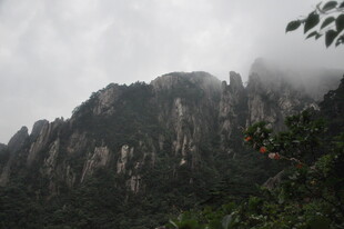 云雾缭绕的峻峭山峰